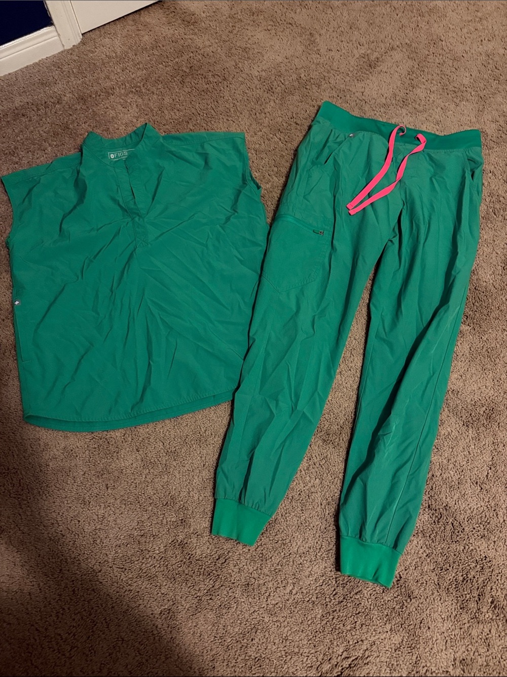 Figs two piece green scrub set small/extra small - Picture 2 of 3